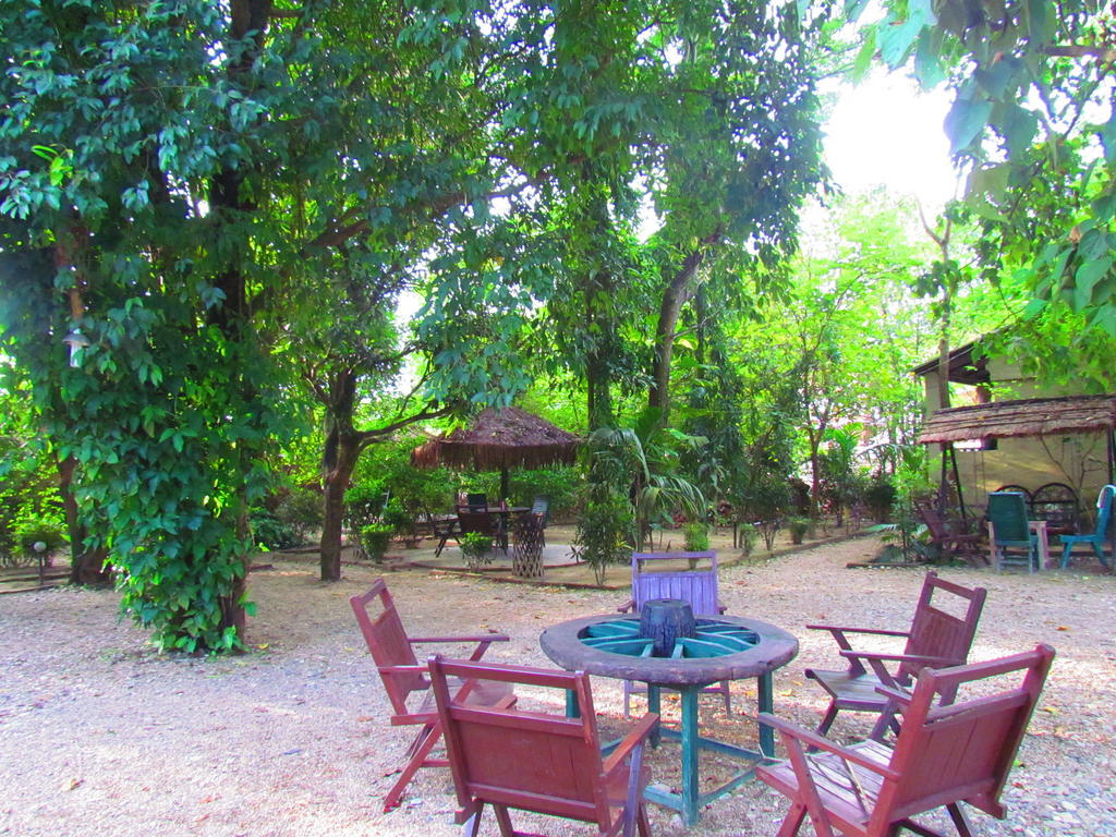 Chitwan Gaida Lodge Саураха Экстерьер фото